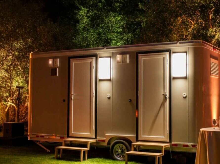What is the Daily Rate for a Luxury Bathroom Trailer? A Complete Guide for Texas Events 2026 in Dallas, TX